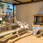 Kondarini\'S Sea View Studios - Close To The Beach, By Zantewize